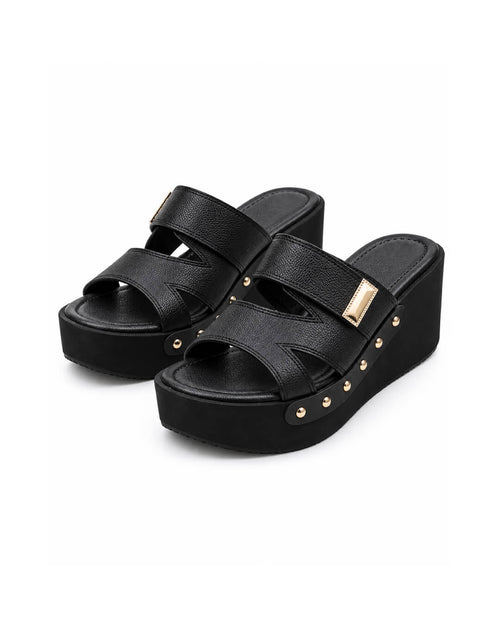 Sandalias Élara blancas con plataforma estilizada, doble tira y hebilla decorativa dorada.