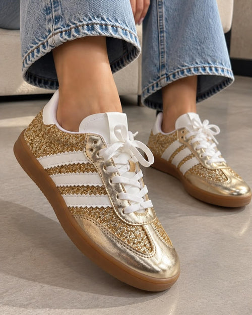 Tenis Aure Gold para mujer con acabado dorado, detalles blancos y diseño casual elegante