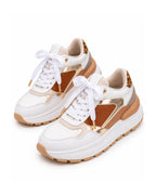 Tenis Aure Luxe con combinación de blanco y camel, detalles dorados y silueta moderna de estilo urbano