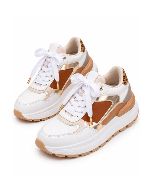 Tenis Aure Luxe con combinación de blanco y camel, detalles dorados y silueta moderna de estilo urbano