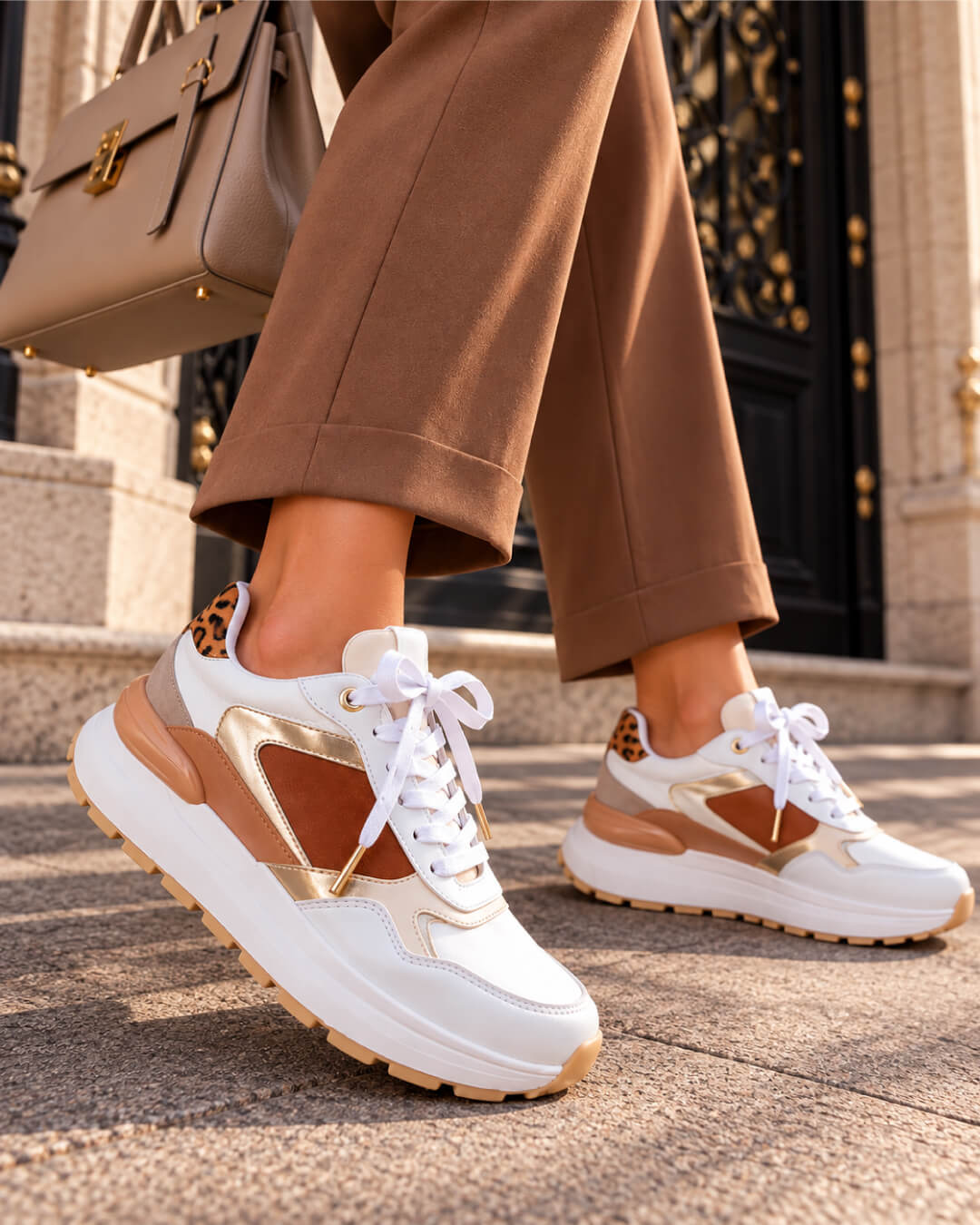 Tenis Aure Luxe blancos para mujer con detalles en tono camel, acabados dorados y diseño casual elegante