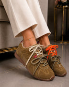 Tenis Aure Urban en tonos tierra, con cordones en contraste y diseño casual de estilo urbano