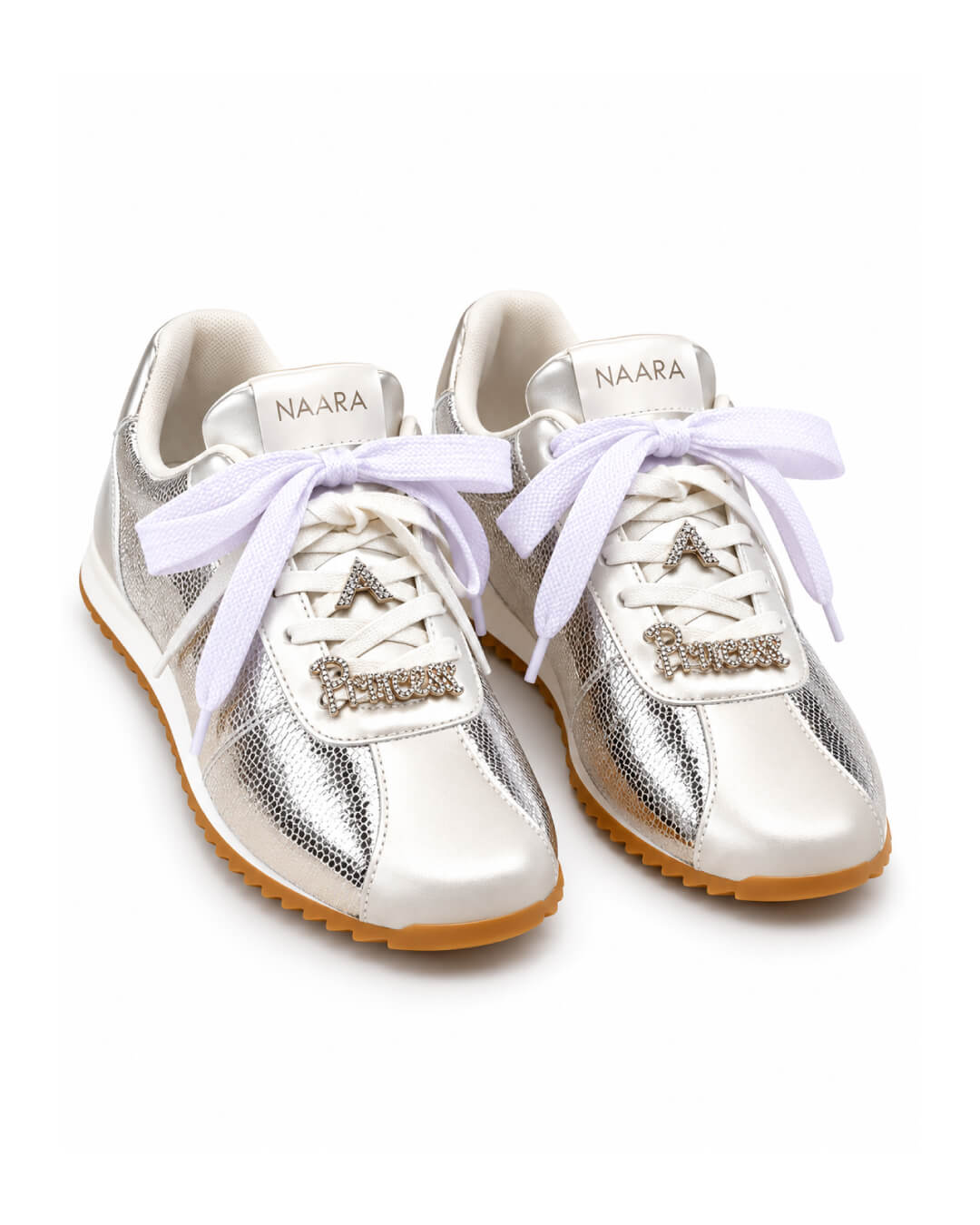 Tenis aureliano color plateado, detalles brillantes