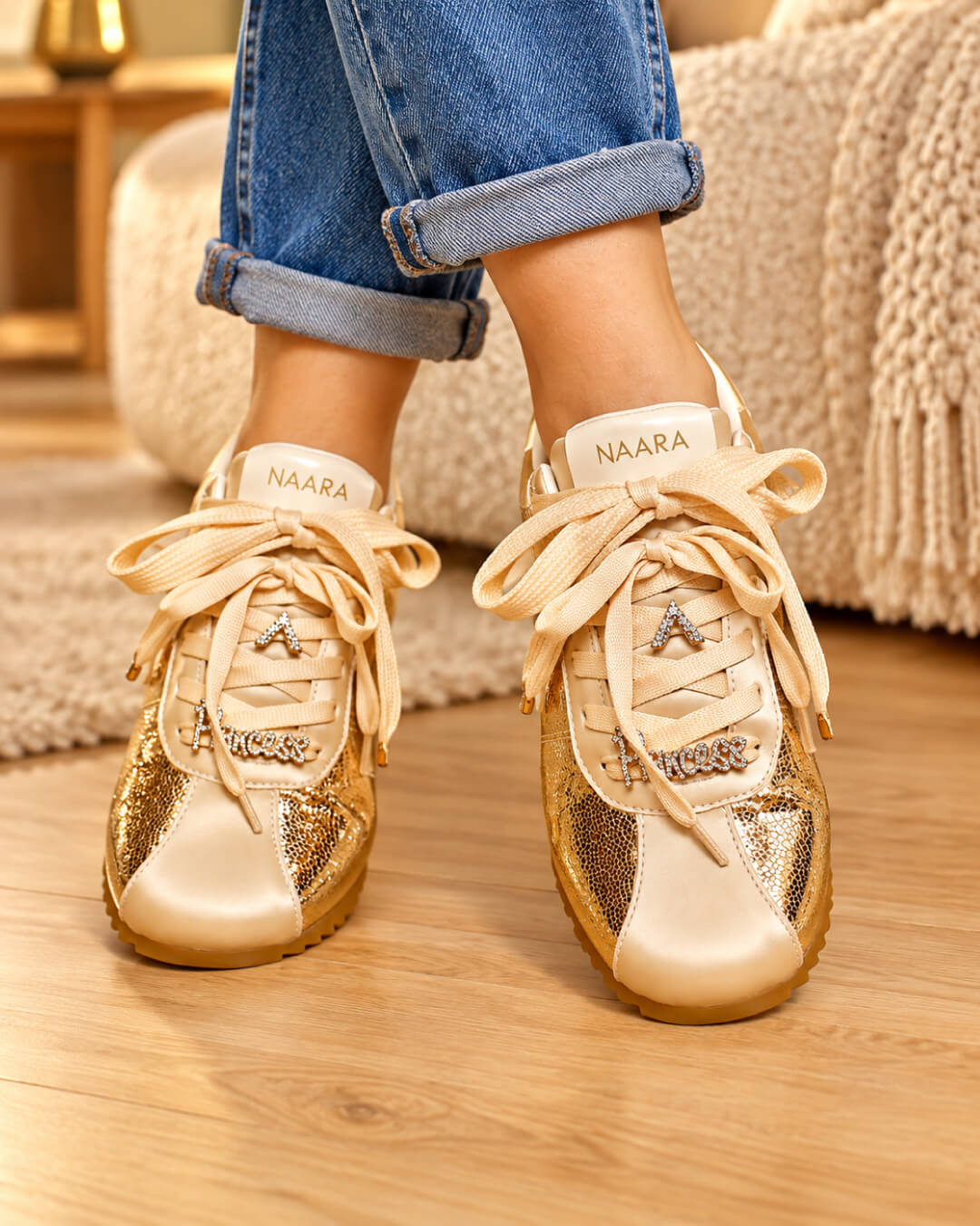 Tenis Aurelia dorados para mujer con detalles blancos y diseño casual elegante de acabado luminoso